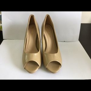 Tan faux leather open toe heels. (140)
